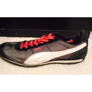 Black Puma tennis shoes